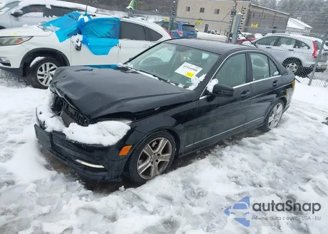 2011 Mercedes-Benz C 300 Luxury 4Matic/Sport 4Matic z USA, uszkodzony, nr VIN WDDGF8BB0BR133565